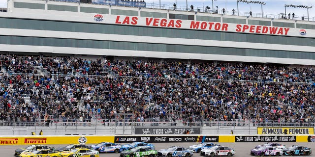 Los pilotos salen a la pista para dar su primera vuelta durante una carrera de autos de la NASCAR Cup Series el domingo, 5 de marzo de 2023 en Las Vegas. 