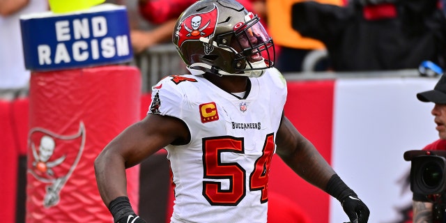 Lavonte David # 54 des Buccaneers de Tampa Bay réagit après que les Buccaneers de Tampa Bay aient récupéré un échappé au cours du quatrième quart contre les Panthers de la Caroline au Raymond James Stadium le 1er janvier 2023 à Tampa, en Floride.