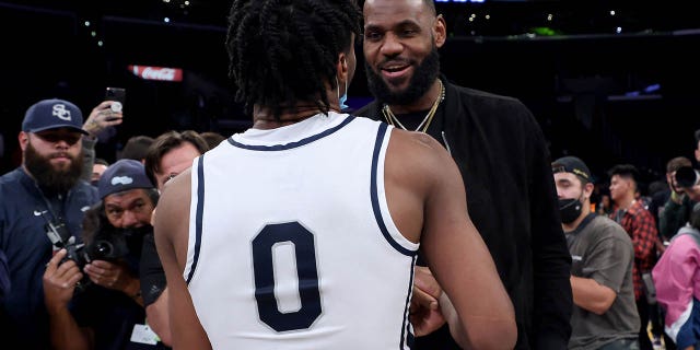 Los Angeles Lakers #6 LeBron James habla con su hijo, Sierra Canyon #0 Bronny James, después del partido contra St. Vincent - St. Mary en The Chosen-1 Invitational en el Staples Center el 4 de diciembre de 2021 en Los Ángeles.