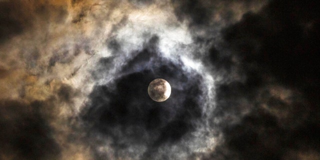 La pleine lune de Mars, connue sous le nom de Worm Moon, se lève alors qu'elle se cache derrière les nuages ​​au-dessus de la capitale Beyrouth, au Liban, le mardi 7 mars 2023. 