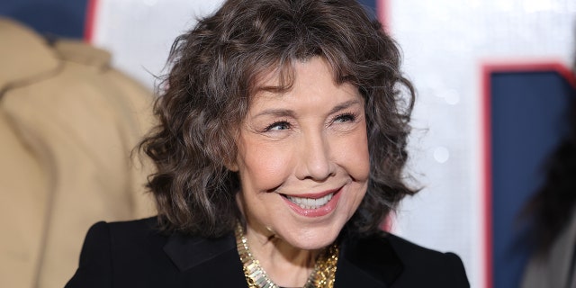 Tomlin recalled wanting to make a face while performing for Queen Elizabeth II, but she said she was told not to do it even though she thought the late monarch would have loved it.