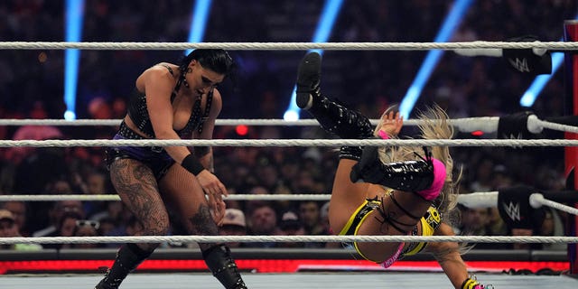 U-Rhea Ripley, kwesokunxele, no-Liv Morgan babambana phezulu ngesikhathi se-WWE Royal Rumble yabesifazane e-Alamodome e-San Antonio ngo-Jan. 28, 2023.