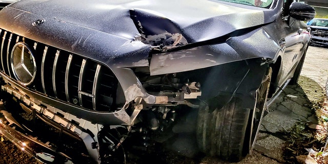 Tumedat värvi Mercedes-Benz sai Pete Davidsoniga toimunud õnnetuses oluliselt kannatada.