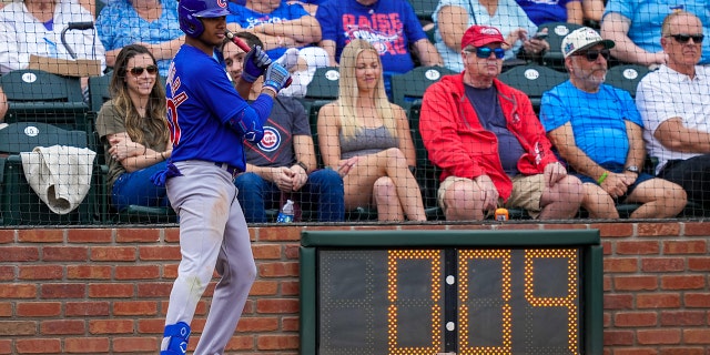 USergio Alcantara #60 waMantshontsho aseChicago ulinde endingilizini yesiteki eduze kwewashi le-inning yesine bebhekene ne-Texas Rangers phakathi nomdlalo Wokuqeqeshwa Wasentwasahlobo eSurprise Stadium ngoMashi 07, 2023, eSurprise, Arizona.