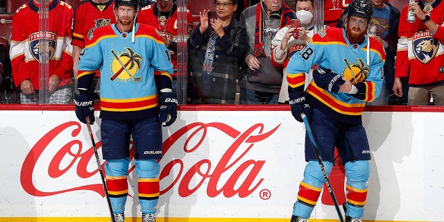 Eric Staal, #12, y su hermano Marc Staal, #18 de los Florida Panthers, juntos en el hielo durante los calentamientos y su partido contra los New York Rangers en FLA Live Arena el 1 de enero de 2023 en Sunrise, La Florida.