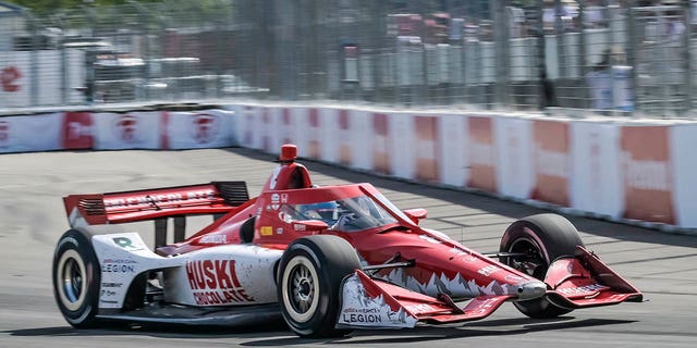 El piloto de Huski Chocolate Chip Ganassi Racing, Marcus Erickson, acelera en la curva dos en su camino a ganar el Gran Premio de automovilismo de St. Petersburg el domingo 5 de marzo de 2023, en St. Petersburg, Florida. 