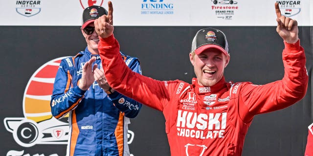 El piloto de PNC Chip Ganassi Racing, Scott Dixon, a la izquierda, aplaude mientras el piloto de Huski Chocolate Chip Ganassi Racing, Marcus Ericsson, celebra en el podio de Victory Lane después de ganar el Gran Premio de San Petersburgo, el domingo 5 de marzo de 2023, en St. Petersburg, Florida. 