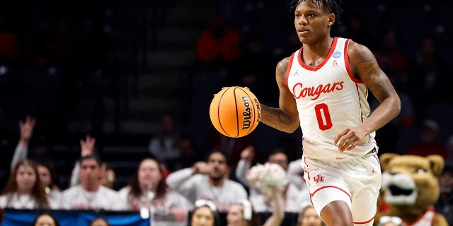 El portero de Houston, Marcus Sasser, patea el balón durante la primera mitad de un partido de primera ronda del Torneo de la NCAA contra Northern Kentucky en Birmingham, Alabama, el jueves 16 de marzo de 2023. 