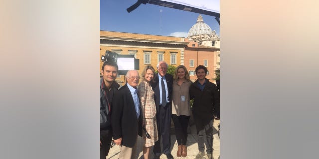 Cuaderno del corresponsal: Nuestro hombre se jubila en Roma a los 96 años 5 Mario Biasetti, Amy Kellogg y el personal de la oficina de Roma posan con el senador Bernie Sanders, D-VT.