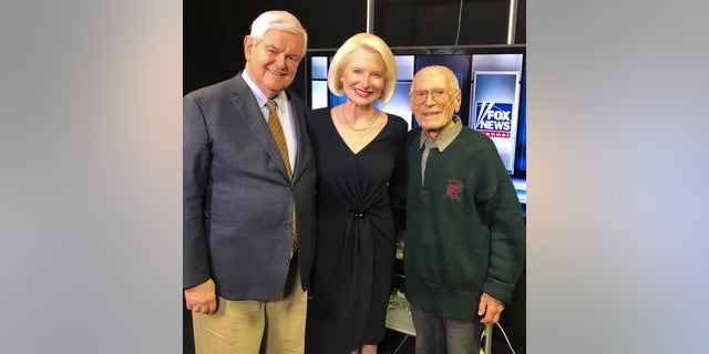 Cuaderno del corresponsal: Nuestro hombre se jubila en Roma a los 96 años 4 Mario Biasetti, a la derecha, en la oficina de Fox News Rome con el expresidente de la Cámara Newt Gingrich y su esposa Calista.