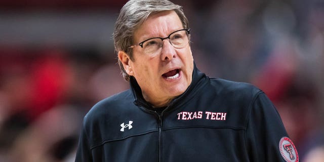 El entrenador en jefe Mark Adams habla con un jugador durante el juego Iowa State Cyclones en United Supermarkets Arena el 30 de enero de 2023 en Lubbock, Texas.