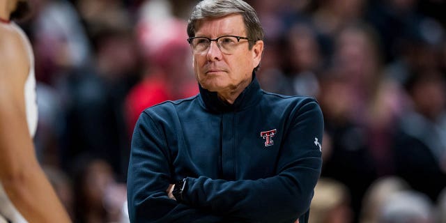 El entrenador en jefe Mark Adams observa durante el juego de Georgetown en United Supermarkets Arena el 30 de noviembre de 2022 en Lubbock, Texas.