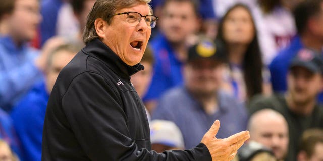 El entrenador en jefe de Texas Tech, Mark Adams, instruye a su equipo contra Kansas en la primera mitad de un partido de baloncesto universitario de la NCAA en Lawrence, Kansas, el martes 28 de febrero de 2023. 