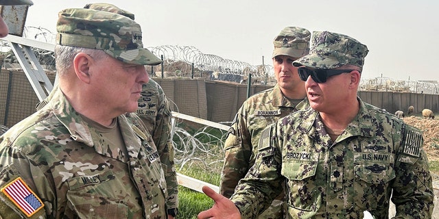 El presidente del Estado Mayor Conjunto de los Estados Unidos, el general Mark Milley, a la izquierda, habla con las fuerzas estadounidenses en Siria durante una visita no anunciada a una base militar estadounidense en el noreste de Siria, el 4 de marzo de 2023.