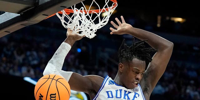 El alero de Duke, Mark Mitchell (25), completa una volcada contra Oral Roberts durante la primera mitad de un partido de baloncesto universitario de primera ronda en el Torneo de la NCAA el jueves 16 de marzo de 2023 en Orlando, Florida. 