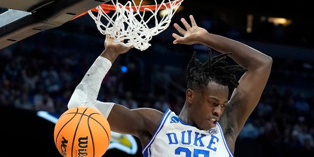 El alero de Duke, Mark Mitchell (25), completa una volcada contra Oral Roberts durante la primera mitad de un partido de baloncesto universitario de primera ronda en el Torneo de la NCAA el jueves 16 de marzo de 2023 en Orlando, Florida. 