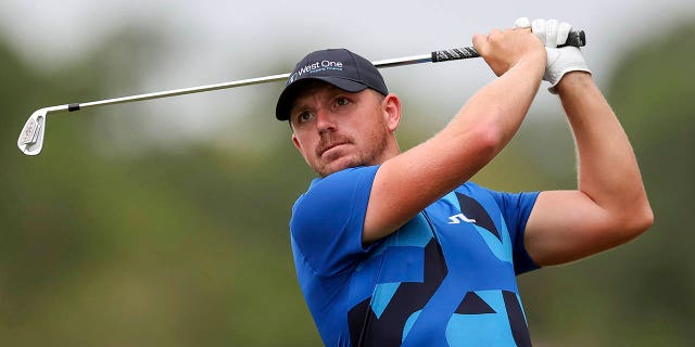 Matt Wallace da el primer golpe en el Valspar Championship, el sábado 18 de marzo de 2023, en Innisbrook en Palm Harbor, Florida.