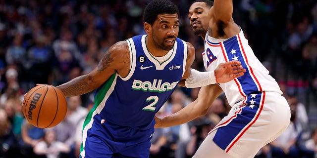 Kyrie Irving de los Dallas Mavericks conduce hacia la canasta contra DeAnthony Melton de los Philadelphia 76ers en la segunda mitad del juego en el American Airlines Center en Dallas el jueves.