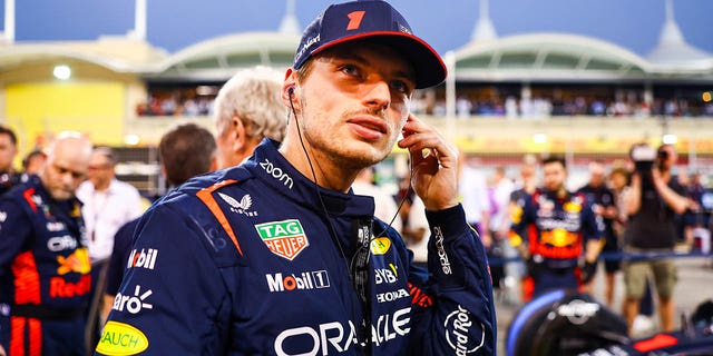 Max Verstappen se prepara para conducir durante el Gran Premio de F1 de Bahrein en el Circuito Internacional de Bahrein el 5 de marzo de 2023.