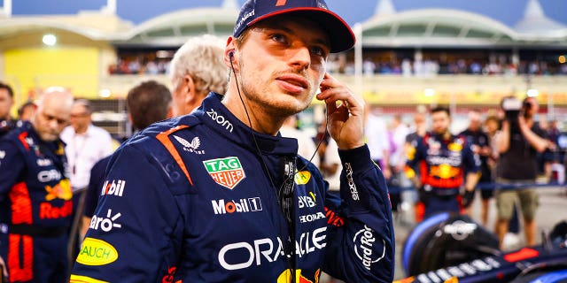 Max Verstappen se prepara para conducir durante el Gran Premio de F1 de Bahrein en el Circuito Internacional de Bahrein el 5 de marzo de 2023.