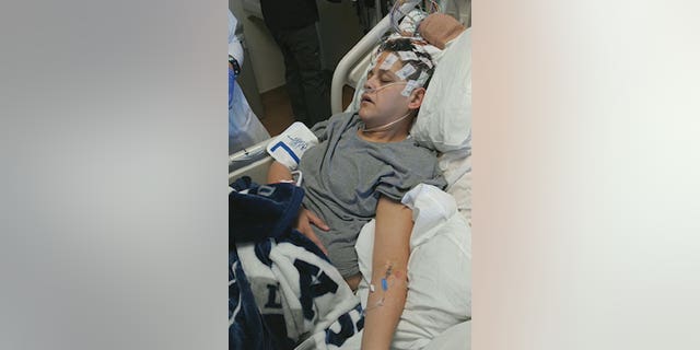 Auge del turismo médico en México a medida que los estadounidenses arriesgan sus vidas por cirugías: 'La peor elección que he hecho' 4 Justin Rodríguez en el hospital después de un procedimiento fallido en Tijuana, México.