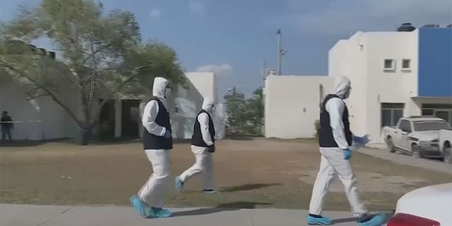 Profesionales médicos caminan por una calle de México.