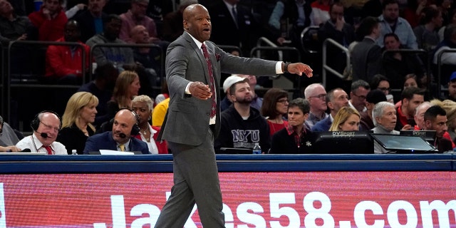 El entrenador en jefe de St. John's Red Storm, Mike Anderson, habla con sus jugadores en el campo durante el juego de los West Virginia Mountaineers el 7 de diciembre de 2019 en el Madison Square Garden en la ciudad de Nueva York.