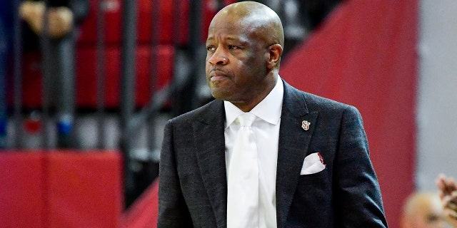 El entrenador en jefe Mike Anderson de St. John's Red Storm reacciona contra los Creighton Bluejays en el Carnesecca Arena el 1 de marzo de 2020 en la ciudad de Nueva York.