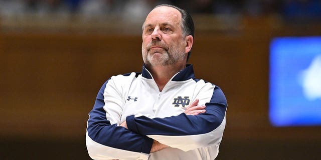 El entrenador en jefe de Notre Dame Fighting Irish, Mike Brey, observa a su equipo durante su juego contra los Duke Blue Devils en el Cameron Indoor Stadium el 14 de febrero de 2023 en Durham, Carolina del Norte.