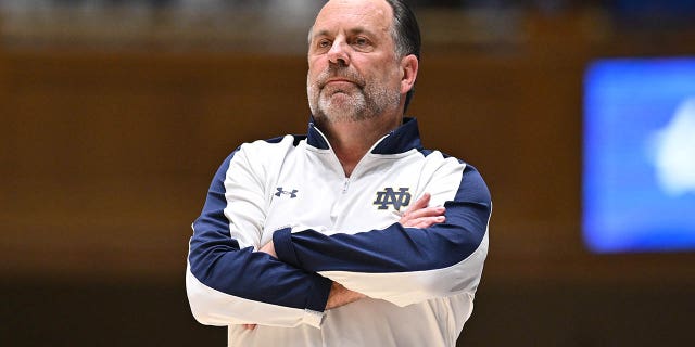 El entrenador en jefe de Notre Dame Fighting Irish, Mike Brey, observa a su equipo durante su juego contra los Duke Blue Devils en el Cameron Indoor Stadium el 14 de febrero de 2023 en Durham, Carolina del Norte.