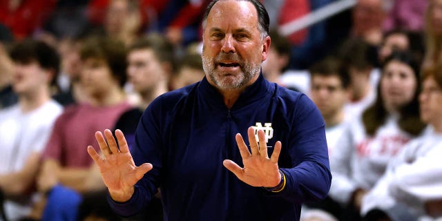 Pelatih kepala Mike Brey dari Notre Dame Fighting Irish bereaksi selama pertandingan melawan NC State Wolfpack di PNC Arena pada 24 Januari 2023, di Raleigh, Carolina Utara.