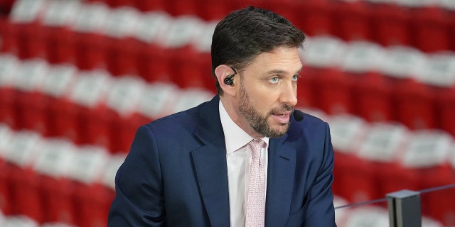 El anfitrión de ESPN, Mike Greenberg, visto antes del Juego 1 de las Finales de la Conferencia Este de la NBA de 2022 el 17 de mayo de 2022 en FTX Arena en Miami, Florida.