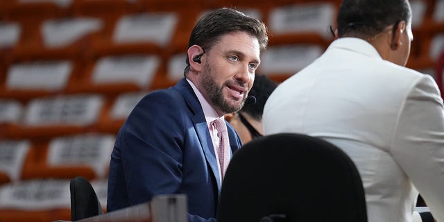 El anfitrión de ESPN, Mike Greenberg, visto antes del Juego 1 de las Finales de la Conferencia Este de la NBA de 2022 el 17 de mayo de 2022 en FTX Arena en Miami, Florida. 