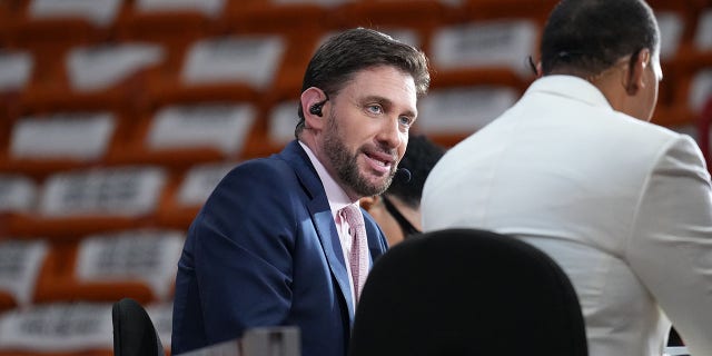 El anfitrión de ESPN, Mike Greenberg, visto antes del Juego 1 de las Finales de la Conferencia Este de la NBA de 2022 el 17 de mayo de 2022 en FTX Arena en Miami, Florida. 