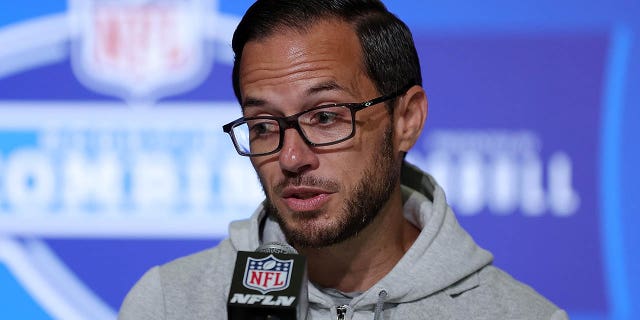 El entrenador en jefe de los Miami Dolphins, Mike McDaniel, habla con los medios de comunicación durante el NFL Combine en el Centro de Convenciones de Indiana el 28 de febrero de 2023 en Indianápolis, Indiana.