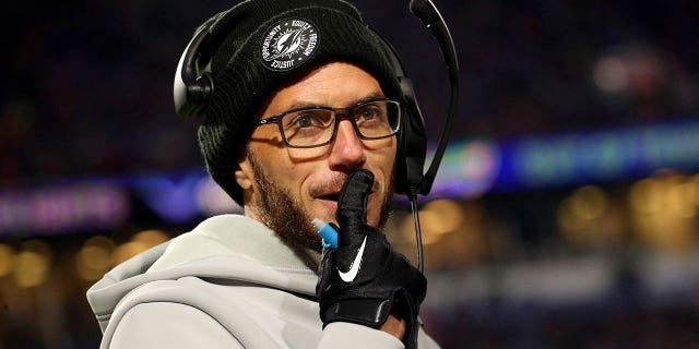 L'entraîneur-chef Mike McDaniel des Miami Dolphins réagit aux fans qui lancent des boules de neige au cours du deuxième quart contre les Buffalo Bills au Highmark Stadium le 17 décembre 2022 à Orchard Park, New York.