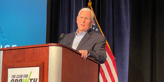 L'ancien vice-président Mike Pence prend la parole lors d'une conférence des donateurs organisée par le groupe conservateur Club for Growth, le 3 mars 2023 à Palm Beach, Floride