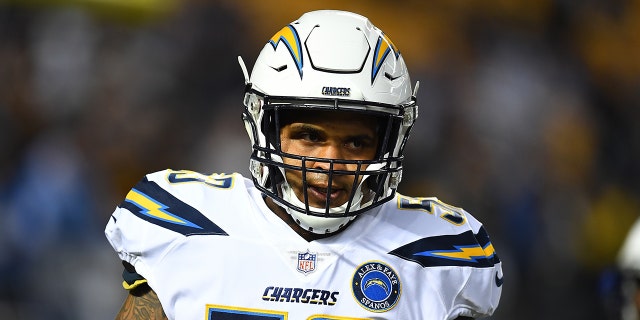 Mike Pouncey de Los Angeles Chargers calienta antes de un partido contra los Pittsburgh Steelers en el Heinz Field el 2 de diciembre de 2018 en Pittsburgh.