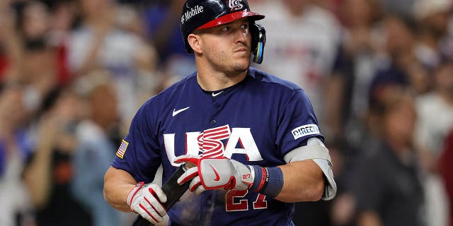 El No. 27 del equipo de EE. UU., Mike Trout, se prepara para vencer al No. 16 del equipo de Japón, Shohei Ohtani, en la novena entrada del Campeonato Mundial de Béisbol Clásico en LoanDepot Park el 21 de marzo de 2023 en Miami.