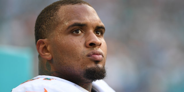 Mike Pouncey de los Miami Dolphins al margen durante un partido contra los New York Jets en el Hard Rock Stadium el 22 de octubre de 2017 en Miami Gardens, Florida.