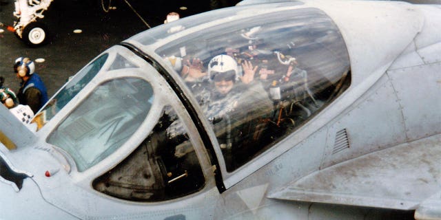 Umshayeli wendiza i-Navy A-6 Intruder uJim Seaman ubulawe umdlavuza eneminyaka engu-61 ubudala. Ungomunye weqembu labashayeli bezindiza abatholakala benomdlavuza, kubika i-Associated Press. Umfelokazi wakhe uBetty Seaman ubeyingxenye yeqembu elikhulu labashayeli bezindiza nabashadile abasaphila abaye bacela iCongress kanye nePentagon iminyaka ukuthi ibheke isibalo sabashayeli bezindiza abanomdlavuza kanye nabasebenza phansi.