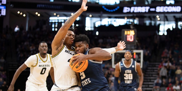 El guardia del estado de Utah, RJ Eytle-Rock (5), es defendido por el guardia de los Tigres de Missouri, DeAndre Gholston (4), mientras se dirige a la canasta durante la primera mitad de un juego de baloncesto: pelota universitaria de primera ronda en el Torneo de la NCAA en Sacramento, California. Jueves 16 de marzo de 2023. Jueves 16 de marzo de 2023.