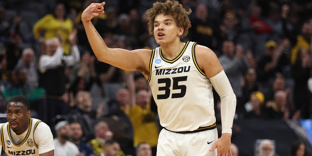 Noah Carter #35 de los Missouri Tigers celebra una canasta de la primera mitad contra los Utah State Aggies en la primera ronda del Torneo de Baloncesto Masculino de la NCAA 2023 celebrado en el Golden 1 Center el 16 de marzo de 2023 en Sacramento, Arizona, California.