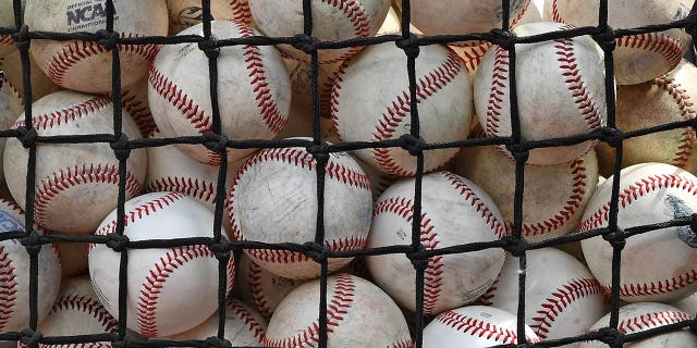 Une vue générale d'un panier de balles d'entraînement au bâton pendant au bâton avant le premier match de la série de championnats des séries mondiales du Collège entre les Arkansas Razorbacks et les Oregon State Beavers le 26 juin 2018 au TD Ameritrade Park à Omaha, Nebraska.