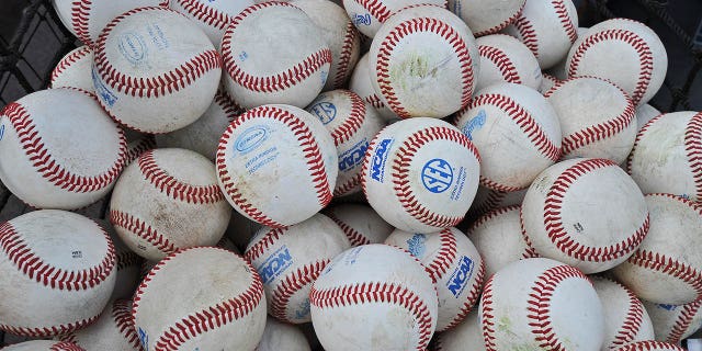 منظر عام لكرات البيسبول قبل المباراة الأولى لبطولة College World Series بين فاندربيلت كومودوريس وفيرجينيا كافالييرز في 23 يونيو 2014 في TD Ameritrade Park في أوماها ، نبراسكا.