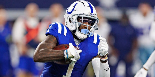 Parris Campbell #1 de los Indianapolis Colts cabecea el balón durante un partido contra los Dallas Cowboys en el AT&T Stadium el 4 de diciembre de 2022 en Arlington, Texas.  Los Vaqueros vencieron a los Colts 54-19.