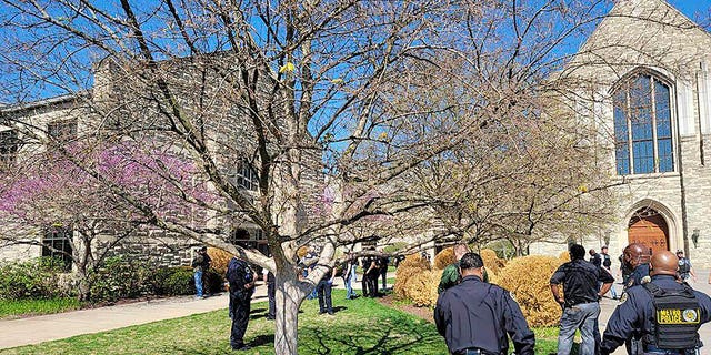 Esta foto proporcionada por el Departamento de Policía Metropolitana de Nashville muestra a los oficiales durante un tiroteo activo que tuvo lugar en la Escuela Covenant, Iglesia Presbiteriana Covenant, en Nashville, Tennessee, el lunes 27 de marzo de 2023.