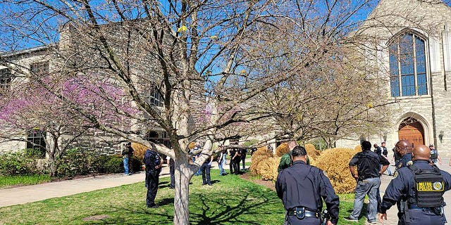 Esta foto proporcionada por el Departamento de Policía Metropolitana de Nashville muestra a los oficiales durante un tiroteo activo que tuvo lugar en la Escuela Covenant, Iglesia Presbiteriana Covenant, en Nashville, Tennessee, el lunes 27 de marzo de 2023.