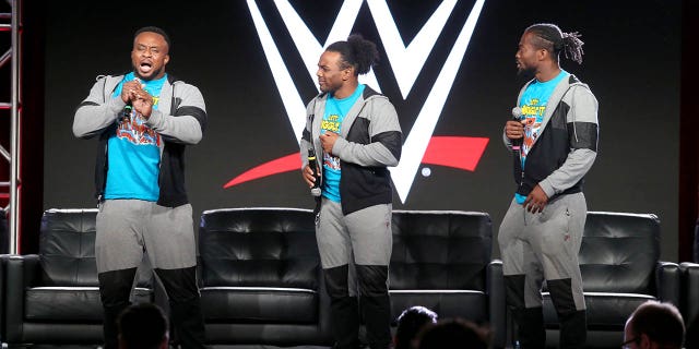 Desde la izquierda, Big E, Xavier Woods y Kofi Kingston hablan en el escenario durante la parte de NBCUniversal de la gira de prensa de la Asociación de Críticos de Televisión de Invierno de 2018 en Langham Huntington, Pasadena, el 9 de enero de 2018 en Pasadena, California.