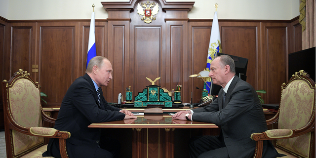 El presidente ruso, Vladimir Putin, a la izquierda, se reúne con el secretario del Consejo de Seguridad, Nikolai Patrushev, en Moscú en junio de 2017. Patrushev es un aliado cercano de Putin, según Reuters.